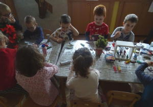 Dzieci ozdabiają własnoręcznie wykonane pierniki.
